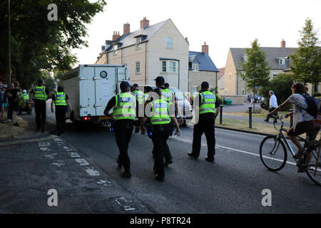 Blenheim Palace, UK. 12. Juli 2018. Polizei Spaziergang entlang einer gefälschten Trump Konvoi, als ob es eine Kavalkade waren. Credit: Philippa McAllister/Alamy leben Nachrichten Stockfoto