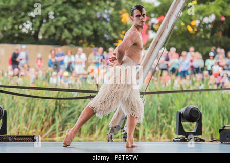 Matthew Bournes neue Abenteuer Multiprotokollkarte ein excert Schwan See an der Waterfront Stadium - Die 2018 Latitude Festival, henham Park. Suffolk, 13. Juli 2018 Credit: Guy Bell/Alamy leben Nachrichten Stockfoto