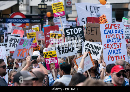 LONDON - Juli 13: eine Demonstration gegen den Besuch in Großbritannien durch US-Präsident, Donald Trump, führt durch das Zentrum von London am 13. Juli 2018. Foto von David Levenson Credit: David Levenson/Alamy leben Nachrichten Stockfoto