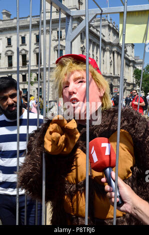 London, 13. Juli. Tausende von Portland Place, dem Parlament Platz gegen Präsident Donald Trump Besuch in Großbritannien zu protestieren. Trump in einem Käfig Credit: PjrFoto/Alamy leben Nachrichten Stockfoto