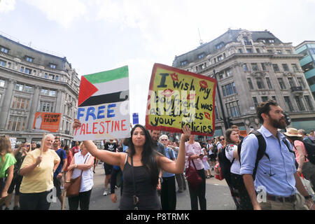 London, Großbritannien. 13. Juli 2018. Die Demonstranten Plakate gegen den Besuch von Präsident Donald Trump demonstrieren, wie Zehntausende Demonstranten erwartet werden bis März ihren Unmut gegen die umstrittene Politik des Präsidenten Trumpf auf Einwanderung, Klimawandel und Islamfeindlichkeit zu äußern. Trump behandelt ein doppelter Schlag zu U.K. Premierminister Theresa May, kritisieren ihre Pläne für einen weichen Brexit würde wahrscheinlich Ende Hoffnungen auf ein Handelsabkommen mit den USA und, Boris Johnson, der ihr Kabinett in dieser Woche beenden, wäre eine 'große' leader Credit: Amer ghazzal/Alamy leben Nachrichten Stockfoto