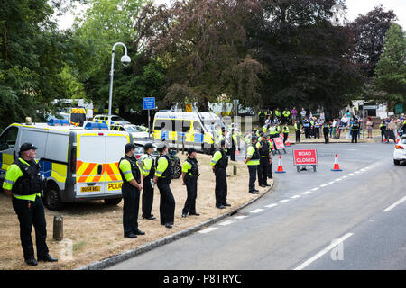 Butler's Cross, Großbritannien. 13. Juli 2018. Demonstranten, die gegen den Besuch von US-Präsident Donald Trump in der Nähe Chequers, offizielle Residenz des Premierministers in der Landschaft. Protestaktionen an allen Orten im Vereinigten Königreich durch den Präsidenten der USA und in London, die besucht werden sollen, und einen großen polizeioperation wird Protest Standorten präsent zu sein. Credit: Mark Kerrison/Alamy leben Nachrichten Stockfoto