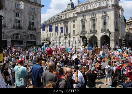 London, Großbritannien. 13. Juli 2018. Demonstranten durch Piccadilly, London entlang der Route, die Demonstranten gegen die Trumpf Besuch der UK vom 13. Juli 2018 auch als der Karneval von Widerstand Kredit bekannt Marschieren: sophia Akram/Alamy leben Nachrichten Stockfoto
