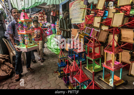 Kolkata. 13. Juli 2018. Eine Familie kauft Wagen am Vorabend von Rath Yatra Festival in Kolkata, Indien Am 13. Juli 2018. Credit: tumpa Mondal/Xinhua/Alamy leben Nachrichten Stockfoto