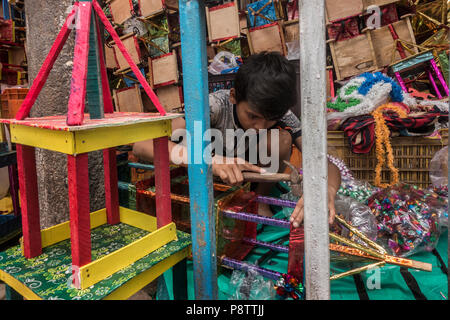 Kolkata. 13. Juli 2018. Ein indischer Junge bereitet Wagen für Kunden am Vorabend von Rath Yatra Festival in Kolkata, Indien Am 13. Juli 2018. Credit: tumpa Mondal/Xinhua/Alamy leben Nachrichten Stockfoto