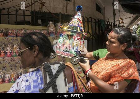 Kolkata. 13. Juli 2018. Indische Menschen kaufen Wagen am Vorabend von Rath Yatra Festival in Kolkata, Indien Am 13. Juli 2018. Credit: tumpa Mondal/Xinhua/Alamy leben Nachrichten Stockfoto