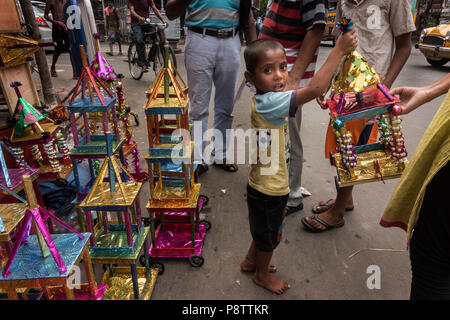 Kolkata. 13. Juli 2018. Ein Kind zeigt seinen neuen Wagen am Vorabend von Rath Yatra Festival in Kolkata, Indien Am 13. Juli 2018. Credit: tumpa Mondal/Xinhua/Alamy leben Nachrichten Stockfoto