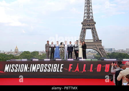 Henry Cavill, Jake Myers, Michelle Monaghan, Angela Bassett, Christopher McQuarrie, Tom Cruise, Simon Pegg, Vanessa Kirby und Rebecca Ferguson die Teilnahme an der 'Mission: Impossible - Fallout' Weltpremiere im Palais de Chaillot am 12. Juli 2018 in Paris, Frankreich. Stockfoto