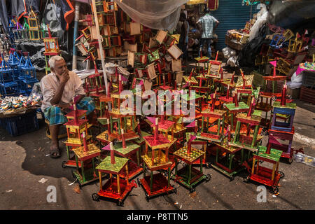 Kolkata. 13. Juli 2018. Ein Inder wartet auf Kunden wie er Wagen verkaufen am Vorabend von Rath Yatra Festival in Kolkata, Indien Am 13. Juli 2018. Credit: tumpa Mondal/Xinhua/Alamy leben Nachrichten Stockfoto