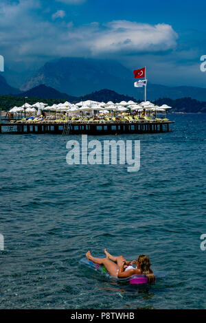 Touristen genießen Sie die Strände der türkischen Ferienort Antalya. Antalya ist die größte türkische Stadt am Mittelmeer und Türkische Riviera und ist lokalisiert in der südwestlichen Küste der türkischen Region von Anatolien. 27 Juni, 2018. Zusätzlich zu einem beliebten touristischen Ziel sein, Antalya ist eine Stadt voller Geschichte seit der Gründung um 150 v. Chr. Quelle: Matt Duckett/IMAGESLIVE/ZUMA Draht/Alamy leben Nachrichten Stockfoto