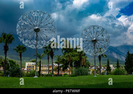 Touristen genießen Sie die Strände der türkischen Ferienort Antalya. Antalya ist die größte türkische Stadt am Mittelmeer und Türkische Riviera und ist lokalisiert in der südwestlichen Küste der türkischen Region von Anatolien. 28 Juni, 2018. Zusätzlich zu einem beliebten touristischen Ziel sein, Antalya ist eine Stadt voller Geschichte seit der Gründung um 150 v. Chr. Quelle: Matt Duckett/IMAGESLIVE/ZUMA Draht/Alamy leben Nachrichten Stockfoto