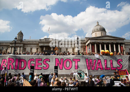 London UK, dem 13. Juli 2018 Demonstranten nehmen Sie teil an einer Demonstration gegen Präsident des Trump Besuch in Großbritannien auf dem Trafalgar Square Credit: Thabo Jaiyesimi/Alamy leben Nachrichten Stockfoto