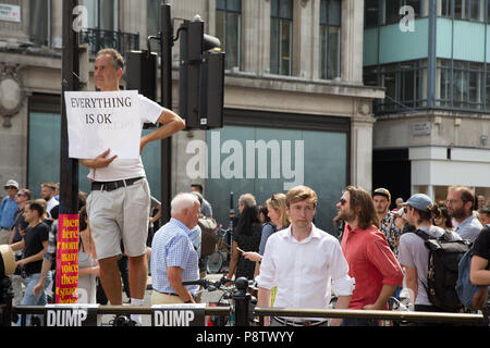 London UK, dem 13. Juli 2018 Demonstranten nehmen Sie teil an einer Demonstration gegen Präsident des Trump Besuch in Großbritannien auf dem Trafalgar Square Credit: Thabo Jaiyesimi/Alamy leben Nachrichten Stockfoto