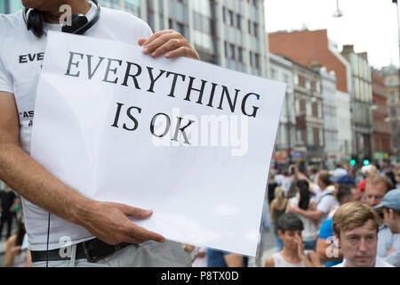 London UK, dem 13. Juli 2018 Demonstranten nehmen Sie teil an einer Demonstration gegen Präsident des Trump Besuch in Großbritannien auf dem Trafalgar Square Credit: Thabo Jaiyesimi/Alamy leben Nachrichten Stockfoto