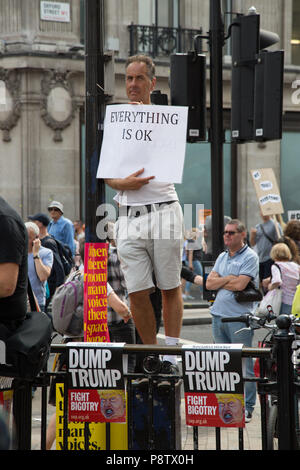 London UK, dem 13. Juli 2018 Demonstranten nehmen Sie teil an einer Demonstration gegen Präsident des Trump Besuch in Großbritannien auf dem Trafalgar Square Credit: Thabo Jaiyesimi/Alamy leben Nachrichten Stockfoto