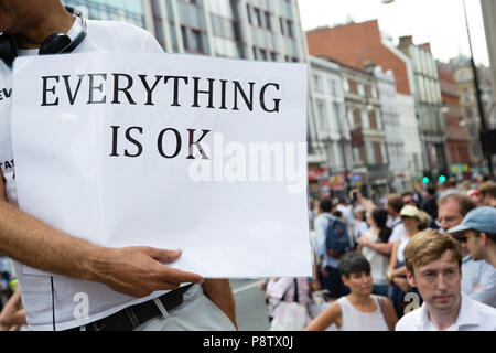 London UK, dem 13. Juli 2018 Demonstranten nehmen Sie teil an einer Demonstration gegen Präsident des Trump Besuch in Großbritannien auf dem Trafalgar Square Credit: Thabo Jaiyesimi/Alamy leben Nachrichten Stockfoto