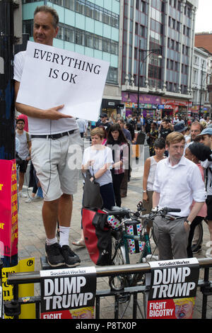 London UK, dem 13. Juli 2018 Demonstranten nehmen Sie teil an einer Demonstration gegen Präsident des Trump Besuch in Großbritannien auf dem Trafalgar Square Credit: Thabo Jaiyesimi/Alamy leben Nachrichten Stockfoto