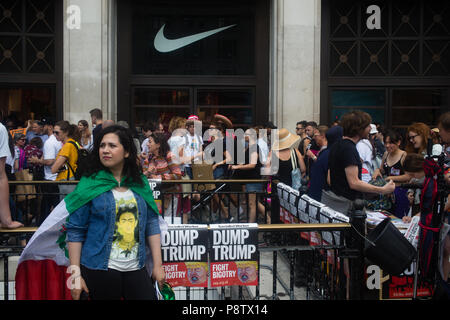 London UK, dem 13. Juli 2018 Demonstranten nehmen Sie teil an einer Demonstration gegen Präsident des Trump Besuch in Großbritannien auf dem Trafalgar Square Credit: Thabo Jaiyesimi/Alamy leben Nachrichten Stockfoto