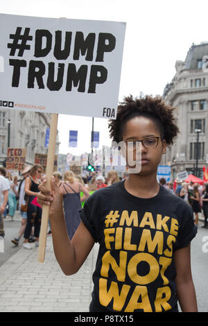 London UK, dem 13. Juli 2018 Demonstranten nehmen Sie teil an einer Demonstration gegen Präsident des Trump Besuch in Großbritannien auf dem Trafalgar Square Credit: Thabo Jaiyesimi/Alamy leben Nachrichten Stockfoto