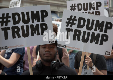 London UK, dem 13. Juli 2018 Demonstranten nehmen Sie teil an einer Demonstration gegen Präsident des Trump Besuch in Großbritannien auf dem Trafalgar Square Credit: Thabo Jaiyesimi/Alamy leben Nachrichten Stockfoto