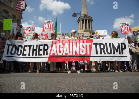 London UK, dem 13. Juli 2018 Demonstranten nehmen Sie teil an einer Demonstration gegen Präsident des Trump Besuch in Großbritannien auf dem Trafalgar Square Credit: Thabo Jaiyesimi/Alamy leben Nachrichten Stockfoto