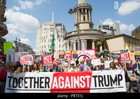 London UK, dem 13. Juli 2018 Demonstranten nehmen Sie teil an einer Demonstration gegen Präsident des Trump Besuch in Großbritannien auf dem Trafalgar Square Credit: Thabo Jaiyesimi/Alamy leben Nachrichten Stockfoto