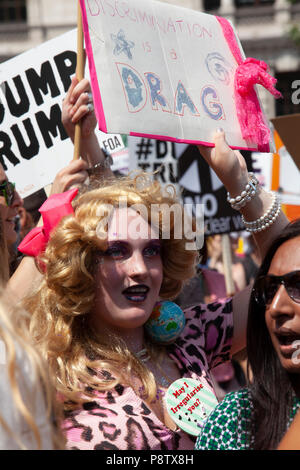 London, Großbritannien. 13. Juli 2018. Tausende von Demonstranten im März in London, der Besuch von Präsident Donald Trump nach Großbritannien zu protestieren. Credit: Anna Watson/Alamy leben Nachrichten Stockfoto