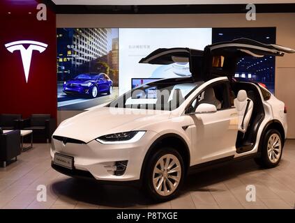 (180713) - Peking, 13. Juli 2018 (Xinhua) - ein Elektroauto ist in Tesla-Niederlassung in Peking, der Hauptstadt von China angezeigt, 12. Juli 2018. Tesla wird ihre Innovationsaktivitäten vertiefen und erweitern Business Areas in China nach Peking die Niederlassung des US-Autobauer. Im Oktober erste übersee Tesla's Forschung und Entwicklung Innovation Center gegründet, mit Sitz in Peking, auf Bereiche wie Software und Hardware Entwicklung, Lokalisierung, China und Asien-pazifik-Analyse der Daten konzentrieren, intelligente, vernetzte Fahrzeuge (ICV), sowie Ladetechnik. (Xinhua / xiaoguang Luo) (Wsw) Stockfoto