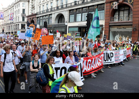 London, Großbritannien - 13 Juli 2018: Demonstranten März die Regent Street hinunter in London gegen uns Präsident Donald Trump, bei seinem Besuch in dem Land Credit: Dominic Dudley/Alamy Leben Nachrichten zu protestieren Stockfoto