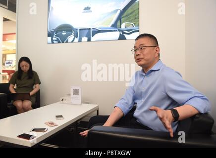 (180713) - Peking, 13. Juli 2018 (Xinhua) - Ren Yuxiang, Vice President und Leiter für den asiatisch-pazifischen Raum von Tesla, spricht in einem Interview in Tesla-Niederlassung in Peking, der Hauptstadt von China, 12. Juli 2018. Tesla wird ihre Innovationsaktivitäten vertiefen und erweitern Business Areas in China nach Peking die Niederlassung des US-Autobauer. Im Oktober erste übersee Tesla's Forschung und Entwicklung Innovation Center gegründet, mit Sitz in Peking, auf Bereiche wie Software und Hardware Entwicklung, Lokalisierung, China und Asien-pazifik-Analyse der Daten konzentrieren, intelligente, vernetzte Fahrzeuge (ICV), als w Stockfoto