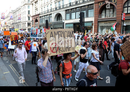 London, Großbritannien - 13 Juli 2018: Demonstranten März die Regent Street hinunter in London gegen uns Präsident Donald Trump, bei seinem Besuch in dem Land Credit: Dominic Dudley/Alamy Leben Nachrichten zu protestieren Stockfoto