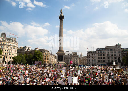 London UK, dem 13. Juli 2018 Demonstranten nehmen Sie teil an einer Demonstration gegen Präsident des Trump Besuch in Großbritannien auf dem Trafalgar Square Credit: Thabo Jaiyesimi/Alamy leben Nachrichten Stockfoto