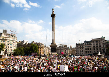 London UK, dem 13. Juli 2018 Demonstranten nehmen Sie teil an einer Demonstration gegen Präsident des Trump Besuch in Großbritannien auf dem Trafalgar Square Credit: Thabo Jaiyesimi/Alamy leben Nachrichten Stockfoto