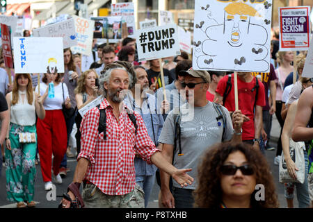 London, Großbritannien - 13 Juli 2018: Demonstranten März die Regent Street hinunter in London gegen uns Präsident Donald Trump, bei seinem Besuch in dem Land Credit: Dominic Dudley/Alamy Leben Nachrichten zu protestieren Stockfoto