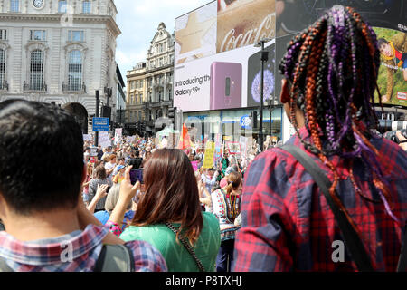 London, UK, 13. Juli 2018: Die Zuschauer sehen Sie von den Stufen des Eros Statue in Piccadilly Circus, London, an einer Demonstration gegen US-Präsident Donald Trump Credit: Dominic Dudley/Alamy Leben Nachrichten zu protestieren Stockfoto