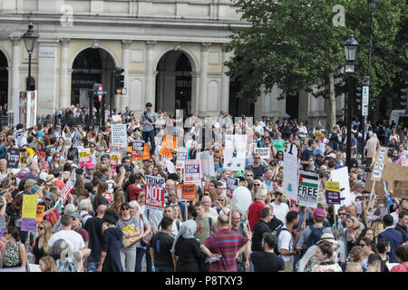 Trafalgar Square, London, 13. Juli 2018. Trafalgar Square in London, füllt sich mit Tausenden von Demonstranten als geschätzte 100 k oder mehr Leute auf die Straße gehen, gegen US-Präsident Donald Trump Besuch in Großbritannien zu demonstrieren. Credit: Imageplotter Nachrichten und Sport/Alamy leben Nachrichten Stockfoto