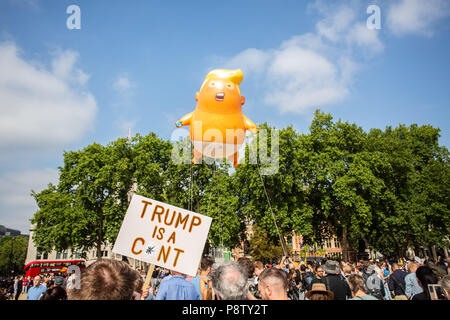 London/Großbritannien - 13. Juli 2018: Donald Trump Besuch in England ist mit Protesten und ein Luftschiff über das Londoner Parlament Platz fliegen. Die schalldichte Zelle schwebt über den Platz. Stockfoto