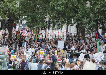 Trafalgar Square, London, 13. Juli 2018. Trafalgar Square in London, füllt sich mit Tausenden von Demonstranten als geschätzte 100 k oder mehr Leute auf die Straße gehen, gegen US-Präsident Donald Trump Besuch in Großbritannien zu demonstrieren. Credit: Imageplotter Nachrichten und Sport/Alamy leben Nachrichten Stockfoto