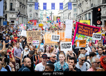 London, Großbritannien, 13. Juli 2018. Zehntausende Demonstranten gehen auf die Straße gegen Donald Trumps U.K besuchen zu protestieren. Andy Barton/Alamy leben Nachrichten Stockfoto