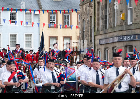 JEDBURGH, Schottland - Juli 13: Jethart Callant's Festival - Festival Tag Jedforest Pipe Band führen die Direktion in die Abbey während der Jethart Callant's Festival, ein jährliches Festival, Teil der schottischen Grenze gemeinsame Reiten Saison. Festival Tag am Juli 13, 2018 in Jedburgh. (Foto von Rob Grau/Freiberufler) Stockfoto