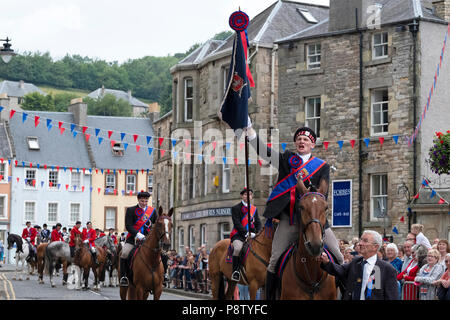 JEDBURGH, Schottland - Juli 13: Jethart Callant's Festival - Festival Tag Jethart Callant 2018 Nick Arnold (72Nd Jethart Callant) in seine Steigbügel und Kreischt der Schlachtruf 'Jetharts Hier" in der Abtei in der Jethart Callant's Festival, ein jährliches Festival, Teil der schottischen Grenze gemeinsame Reiten Saison. Festival Tag am Juli 13, 2018 in Jedburgh. (Foto von Rob Grau/Freiberufler) Stockfoto