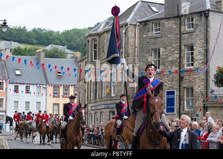 JEDBURGH, Schottland - Juli 13: Jethart Callant's Festival - Festival Tag Jethart Callant 2018 Nick Arnold (72Nd Jethart Callant) in seine Steigbügel und Kreischt der Schlachtruf 'Jetharts Hier" in der Abtei in der Jethart Callant's Festival, ein jährliches Festival, Teil der schottischen Grenze gemeinsame Reiten Saison. Festival Tag am Juli 13, 2018 in Jedburgh. (Foto von Rob Grau/Freiberufler) Stockfoto