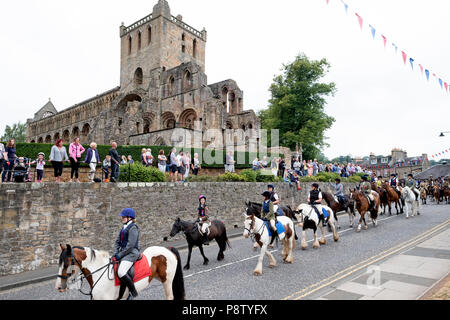 JEDBURGH, Schottland - Juli 13: Jethart Callant's Festival - Festival Tag montiert Anhänger vorbei an den Ruinen der Jedburgh Abbey während der Jethart Callant's Festival, ein jährliches Festival, Teil der schottischen Grenze gemeinsame Reiten Saison. Festival Tag am Juli 13, 2018 in Jedburgh. (Foto von Rob Grau/Freiberufler) Stockfoto