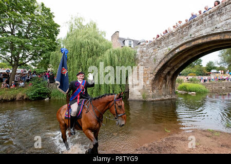 JEDBURGH, Schottland - Juli 13: Jethart Callant's Festival - Festival Tag Jethart Callant 2018 Nick Arnold (72Nd Jethart Callant) Furten der Jed Wasser während der Jethart Callant's Festival, ein jährliches Festival, Teil der schottischen Grenze gemeinsame Reiten Saison. Festival Tag am Juli 13, 2018 in Jedburgh. Über 200 Reiter folgten der Callant auf Morgens rideout. (Foto von Rob Grau/Freiberufler) Stockfoto