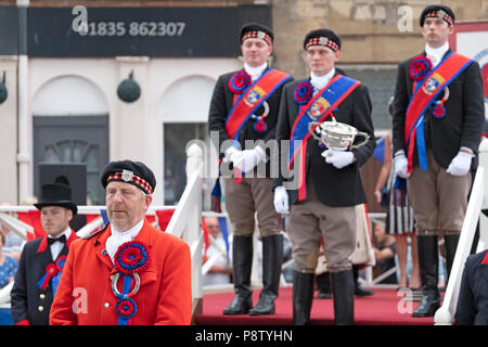 JEDBURGH, Schottland - Juli 13: Jethart Callant's Festival - Festival Tag Jethart Callant 2018 Nick Arnold (72Nd Jethart Callant) nach der Rückkehr der Stadt Banner gemeinsam mit Linken Mann Gary Hogg und Rechter Mann Brodie Irvine, ein jährliches Festival, Teil der schottischen Grenze gemeinsame Reiten Saison. Festival Tag am Juli 13, 2018 in Jedburgh. (Foto von Rob Grau/Freiberufler) Stockfoto