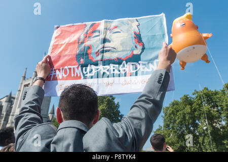 London, Großbritannien. 13. Juli 2018. US-Bürger und Baby Trump blimp in Parliament Square Credit: Zefrog/Alamy leben Nachrichten Stockfoto