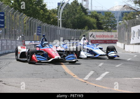 Toronto, Kanada. 13. Juli 2018. Die grüne Flagge ist in der Praxis ist bei Honda Indy Festlichkeiten in Toronto Ontario Kanada unterwegs. Treiber warm up auf den Straßen von Toronto fertig für Morgen laufen das Qualifying und das Rennen am Sonntag, den 14. Juli. Tony Kanaan (14) und Charlie Kimball (23) gehen in Kurve 5 während der Praxis. Lukas Durda/Alamy leben Nachrichten Stockfoto