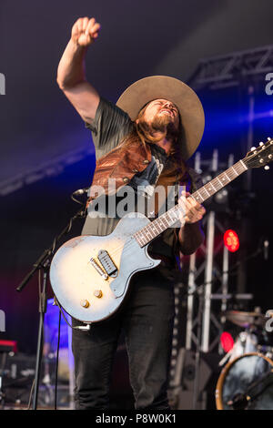 Große Tew, Oxfordshire, UK. 13. Juli 2018. Lukas Nelson und das Versprechen des Echten führt live im 2018 Cornbury Festival, tolle Tew, Oxfordshire Credit: John lambeth/Alamy leben Nachrichten Stockfoto