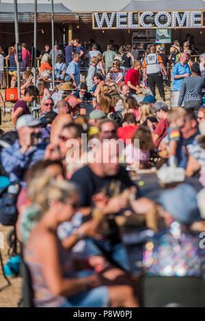 Henham Park, Suffolk, Großbritannien. 13. Juli 2018. Essen in der Sonne in der Arena - Die 2018 Latitude Festival, henham Park. Suffolk, 13. Juli 2018 Credit: Guy Bell/Alamy leben Nachrichten Stockfoto