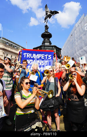 Demonstranten, die gegen Donald Trump Besuch in Großbritannien auf dem Piccadilly Circus in London. Foto Datum: Freitag, 13. Juli 2018. Foto: Roger Garfield/Alamy Stockfoto